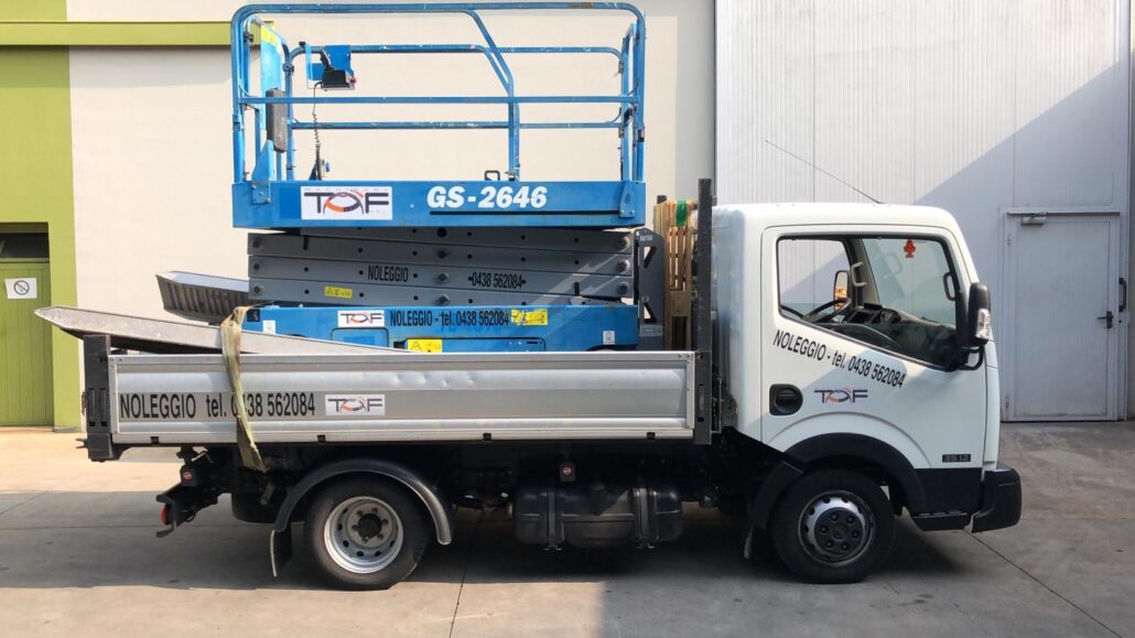 NISSAN NT400